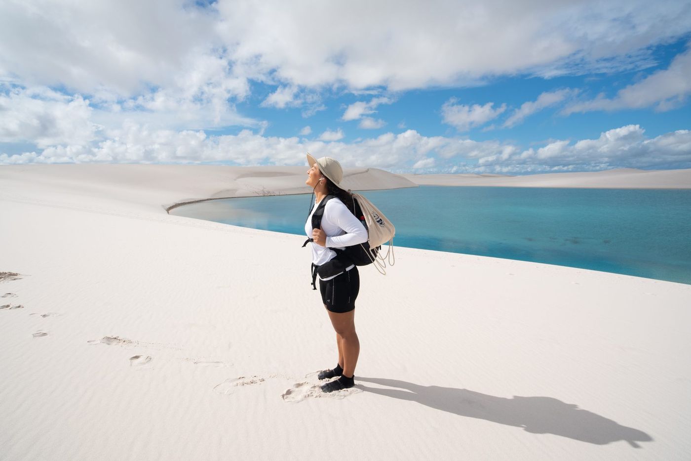 Mulher caminhando em paisagem brasileira ao entardecer